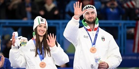 Constantini-Mosaner show alle Olimpiadi, sono belli e tirano le pietre: "Questo bronzo vale più dell’oro"