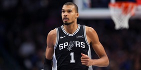 Wembanyama stellare, gli Spurs battono i Lakers senza Doncic e LeBron James. Brunson fa 40 ma New York ko