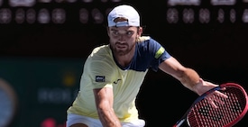 Machac, pantaloncini anni Settanta per Sinner e poi un tour de force a Doha