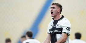 Pellegrino stende il Verona nel recupero: scatto Parma. Pareggio tra Cremonese e Genoa