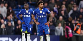 Chelsea, beffa nel finale contro il Burnley. City bene col Newcastle, pari tra Aston Villa e Leeds