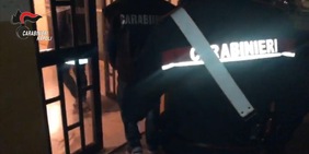 Tifoso del Napoli impreca contro l'arbitro e la moglie lo accoltella: follia, sangue e arresti. Cosa è successo