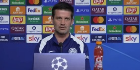 “Non sarebbe una vergogna?”, Chivu sbotta in conferenza. “E ridi pure? Sei senza rispetto”