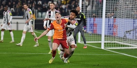 Juve-Galatasaray dentro lo stadio: tutti giù per terra, la sceneggiata turca e lo Stadium inferocito