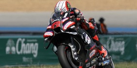 Bezzecchi vola in Thailandia! Prima pole mondiale ed è subito sfida a Marquez. Disastro Bagnaia