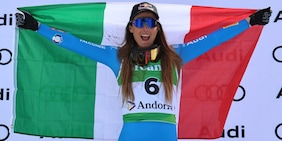 Goggia non scende dal podio