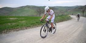 Pogacar è un Boss: sterrato da record