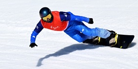 Perathoner conquista il primo oro dell’Italia alle Paralimpiadi: trionfo nello snowboard cross SB-LL2!