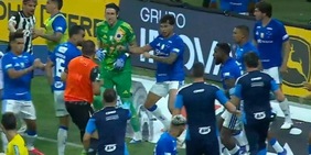 Maxi rissa in Cruzeiro-Atletico Mineiro, 23 cartellini rossi: Kaio Jorge gol, poi espulso anche lui!