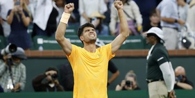 Alcaraz mostruoso: commuove Dimitrov. Darderi, ko e autogol