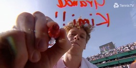 Sinner scopre “il paradiso del tennis”, poi la dedica all’altro fenomeno: “Grazie Kimi Antonelli”