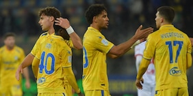 Il Frosinone batte il Bari e accorcia sul Monza. Insigne show nel tris Pescara, crolla la Sampdoria