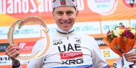 Cade, si rialza, vince la Milano-Sanremo: eroico Pogacar