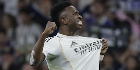 Doppio Vinicius e Valverde ribaltano l’Atletico: a Simeone non basta Lookman. Ok Barcellona