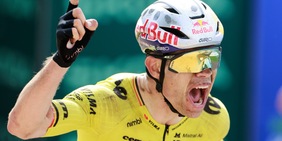 Van Aert trionfa in volata alla Parigi-Roubaix, beffato Pogacar. Ganna sfortunato, chiude 25°