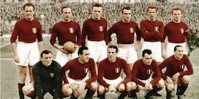 Tutti in piedi ad applaudire: passa il Grande Torino