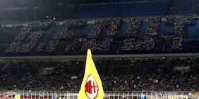 GF OUT: Giorgio Furlani contestato, gigantografia dei tifosi Milan