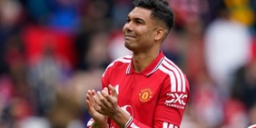 Manchester Utd, gioia e addio: che commozione per Casemiro. Psg ko nel derby, Siviglia salvo