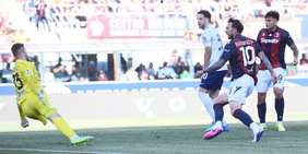 Dimarco magia, Bernardeschi accende il Bologna: Pio e Diouf evitano il ko a Chivu