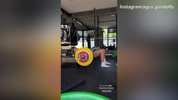 Lady Martinez, che forza: solleva pesi senza troppa fatica!