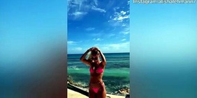 Alisha Lehmann, sexy palleggi in spiaggia: il web impazzisce