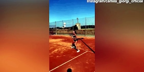 Camila Giorgi al lavoro sulla terra battuta