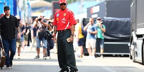 È già Hamilton show in Belgio: Lewis in skateboard nel paddock a Spa!
