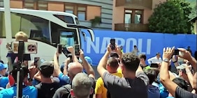 Napoli, l'arrivo a Dimaro in mezzo alla folla