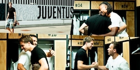 Yildiz alla Continassa, sorrisi e abbracci con Thuram e compagni. La Juve: "Bentornato Kenan!"