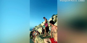 Tennis, Cobolli si tuffa: che volo!