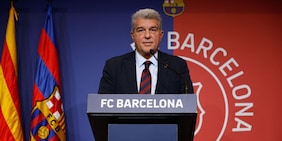 Barcellona, paura per Laporta: fermato da un'aritmia cardiaca e niente Inghilterra
