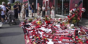 Baresi, affetto infinito dei tifosi: l'omaggio a Casa Milan tra lettere, sciarpe e magliette