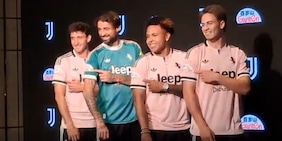La Juventus in ideogrammi, presentata la nuova maglia a Hong Kong: il portiere è...Pinsoglio