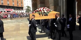 Funerali Baresi, il feretro lascia la Basilica tra i cori