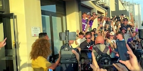 Fiorentina, delirio in aeroporto per Mastantuono