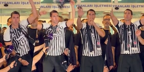 Vlahovic è arrivato a Istanbul: l’accoglienza dei tifosi del Besiktas è incredibile, Dusan scatenato!