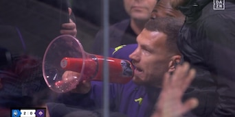 Dzeko col megafono ai tifosi Fiorentina: l'immagine virale di una crisi che fa paura
