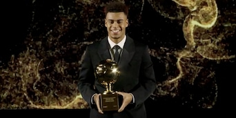 Désiré Doué è il Golden Boy 2025: il momento della premiazione
