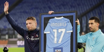 Immobile, l'omaggio della Lazio: maglia speciale e striscione dei tifosi