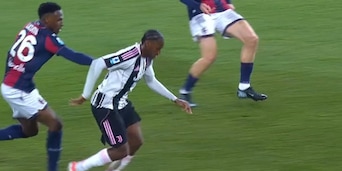 Rigore David, tutti i motivi per cui Lucumì fa fallo: Massa imbarazzante e il VAR fa finta di nulla
