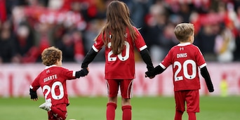 Diogo Jota di nuovo in campo, il 20 per sempre: a Liverpool i figli fanno tremare Anfield