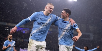 Il City non molla l'Arsenal. Douglas Luiz titolare, Chiesa nel finale: ok Aston Villa e Liverpool