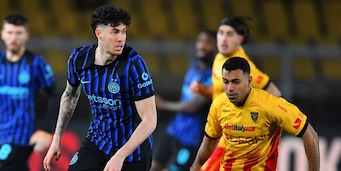 L'Inter sbanca Lecce e  Chivu se ne va in fuga scudetto: Bastoni fischiato tutta la partita