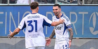 Super Como, magia Da Cunha a Cagliari e sfida rilanciata a Roma e Juve