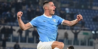 Marusic riporta la Lazio alla vittoria, gol all'ultimo respiro dopo Maldini e Laurienté: la classifica