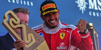 Hamilton, urlo Ferrari! Barcellona rossa, primo trionfo per Lewis: Antonelli ko, Mondiale riaperto