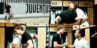 Yildiz alla Continassa, sorrisi e abbracci con Thuram e compagni. La Juve: "Bentornato Kenan!"