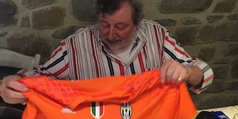 Francesco Guccini, addio all'immenso cantautore, scrittore e tifoso della Juve. Quella volta che...