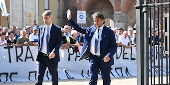 Funerali Mazzola, l’ultimo saluto: i tifosi Inter applaudono Carnevali e Massara