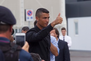 Juve, Ronaldo alla Continassa per le visite mediche